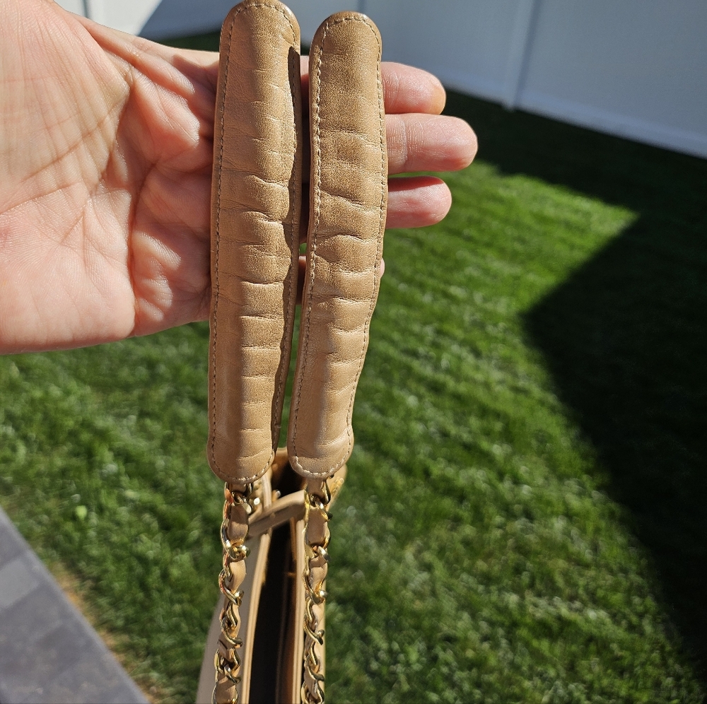 EUC Chanel Quilted Lambskin Tote Bag Gold Chains - Picture 6 of 15